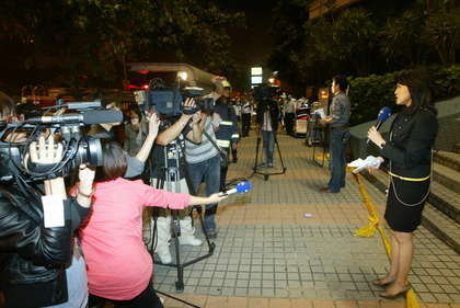 台湾中天电视台突然失火:主持人当街播新闻