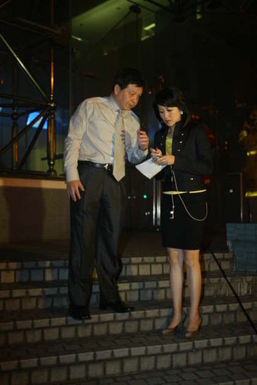 台湾中天电视台突然失火:主持人当街播新闻