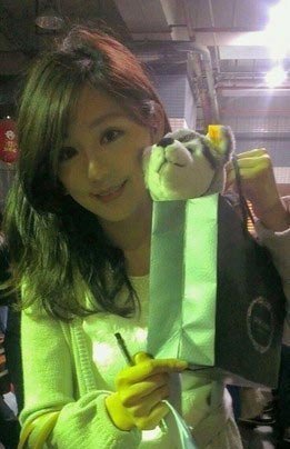 台湾中天电视台突然失火:主持人当街播新闻