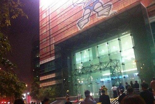 台湾中天电视台突然失火:主持人当街播新闻