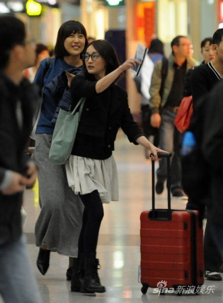 周迅素颜笑对记者无畏偷拍 表情搞怪路人围观