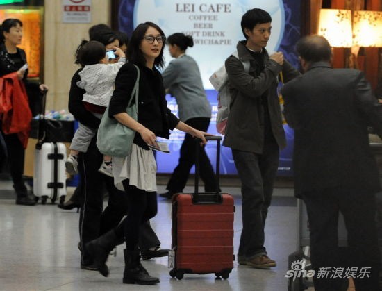 周迅素颜笑对记者无畏偷拍 表情搞怪路人围观