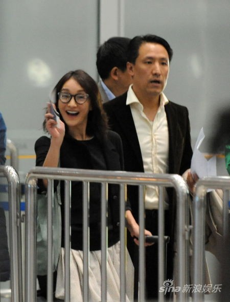 周迅素颜笑对记者无畏偷拍 表情搞怪路人围观