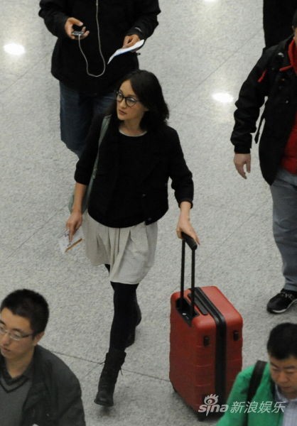 周迅素颜笑对记者无畏偷拍 表情搞怪路人围观