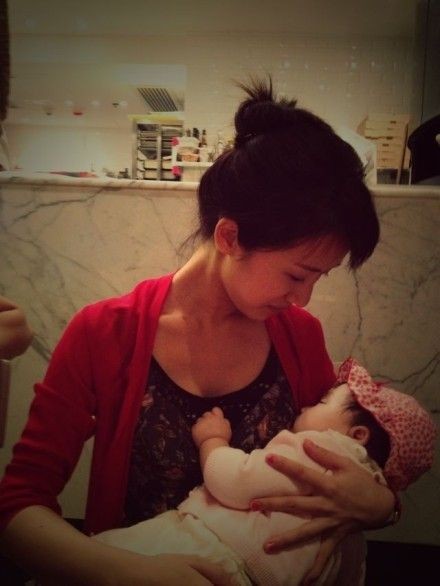 李念怀抱爱女温馨照曝光