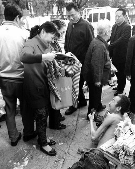 女子为赤膊乞丐买秋衣御寒 成“最美红衣大姐”