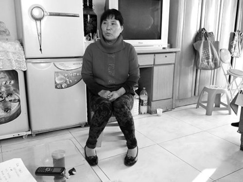 女子为赤膊乞丐买秋衣御寒 成“最美红衣大姐”