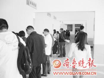 车管所内学员体检也要排队。 赵波 摄 车管所内学员体检也要排队。 赵波 摄