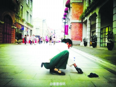 清洁工蹲地铲口香糖照片走红