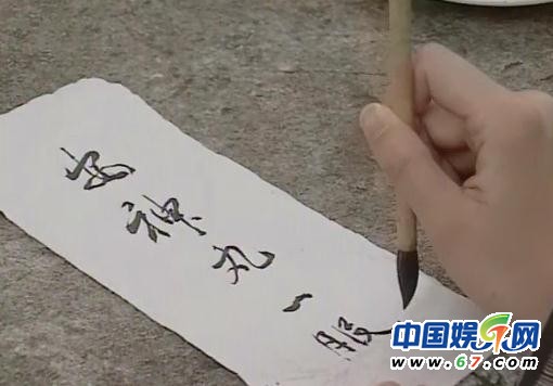 《新白娘子传奇》经典穿帮照:小青笑场伤不起