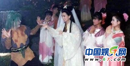 《新白娘子传奇》经典穿帮照:小青笑场伤不起