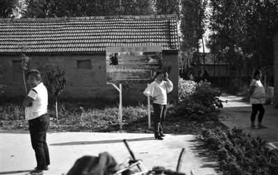 山东高密成中国文学圣地 游客莫言家菜地偷萝卜