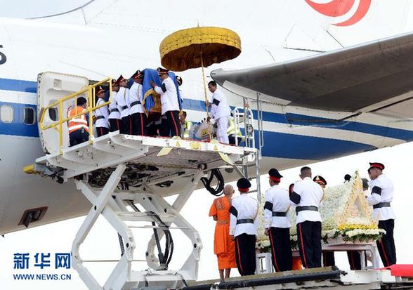 西哈努克灵柩抵金边