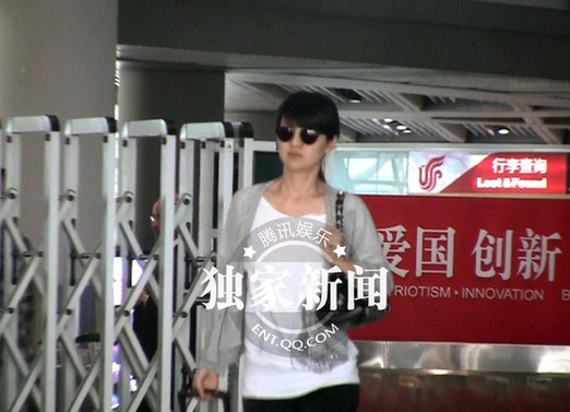 央视主持经纬回京男友接机 曝男友系高干子弟