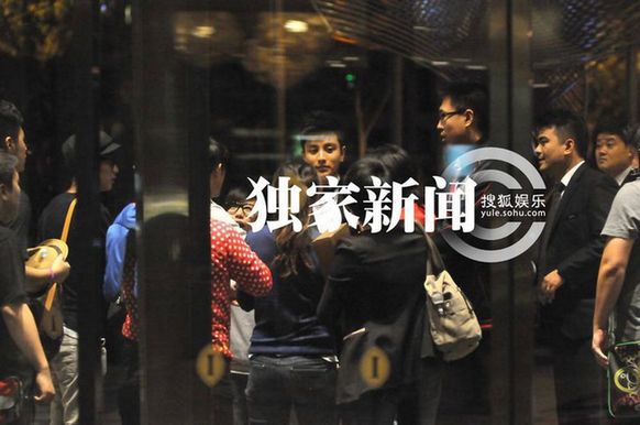 今日星闻:柳岩上露下透泄春光 贾乃亮心念娇妻