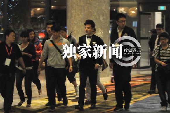 今日星闻:柳岩上露下透泄春光 贾乃亮心念娇妻