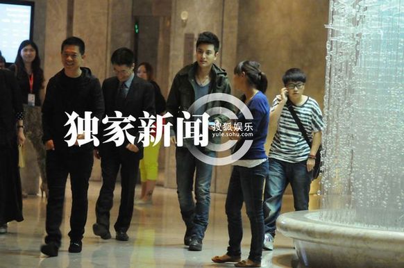 今日星闻:柳岩上露下透泄春光 贾乃亮心念娇妻