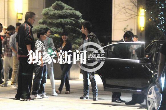 今日星闻:柳岩上露下透泄春光 贾乃亮心念娇妻