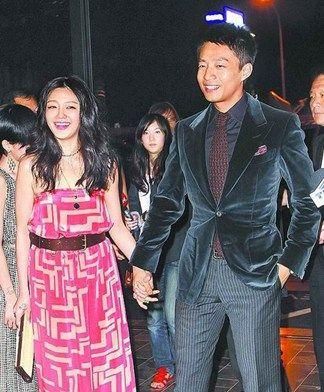 大S街头素颜紧牵老公汪小菲 身材发胖凸大肚