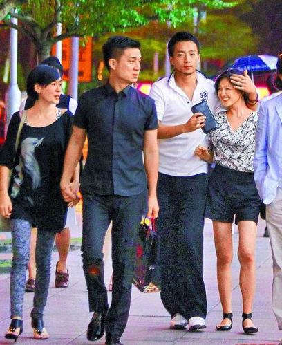 大S街头素颜紧牵老公汪小菲 身材发胖凸大肚