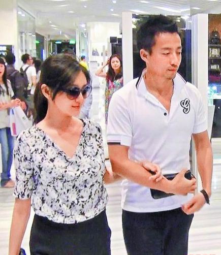 大S街头素颜紧牵老公汪小菲 身材发胖凸大肚