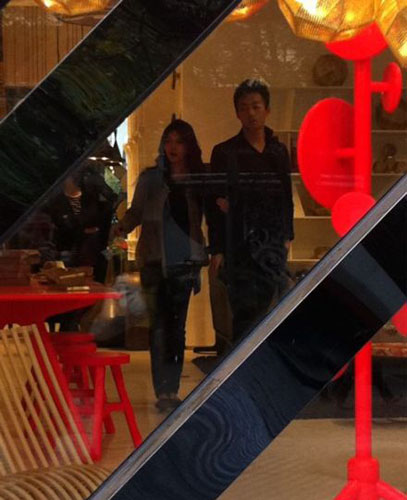 大S街头素颜紧牵老公汪小菲 身材发胖凸大肚