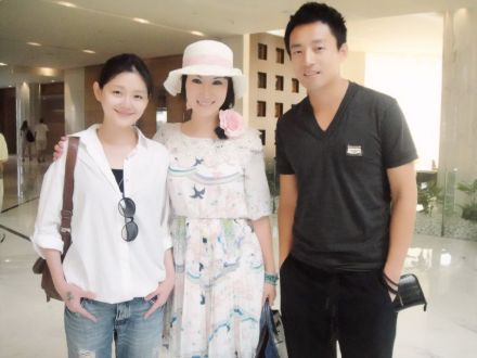 大S街头素颜紧牵老公汪小菲 身材发胖凸大肚