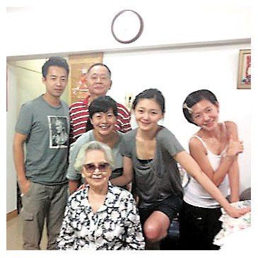 大S街头素颜紧牵老公汪小菲 身材发胖凸大肚