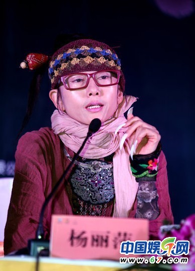 孔雀公主杨丽萍告别舞台 13岁侄女小彩旗接班