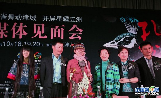 孔雀公主杨丽萍告别舞台 13岁侄女小彩旗接班