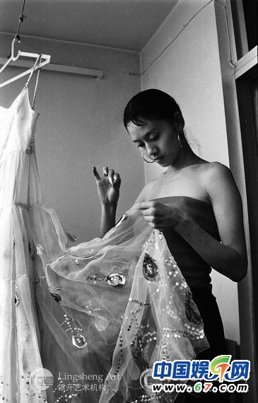 孔雀公主杨丽萍告别舞台 13岁侄女小彩旗接班