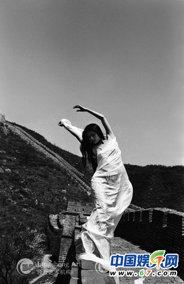 孔雀公主杨丽萍告别舞台 13岁侄女小彩旗接班