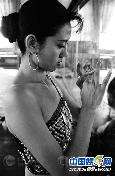 孔雀公主杨丽萍告别舞台 13岁侄女小彩旗接班