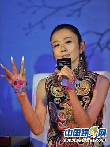 孔雀公主杨丽萍告别舞台 13岁侄女小彩旗接班