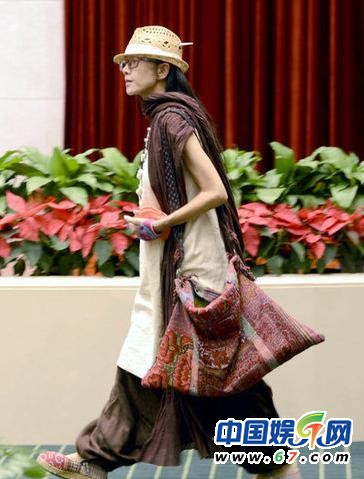 孔雀公主杨丽萍告别舞台 13岁侄女小彩旗接班