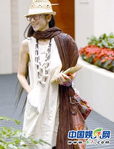 孔雀公主杨丽萍告别舞台 13岁侄女小彩旗接班