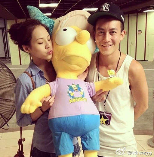 陈冠希晒与新欢亲密照 扮无辜称否认认识Angela