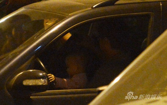 莫少聪与洪欣分手后再婚生女 父女亲情照曝光(