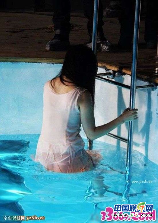 范冰冰罕见泳装春光照曝光俏皮吐舌星味十足组图