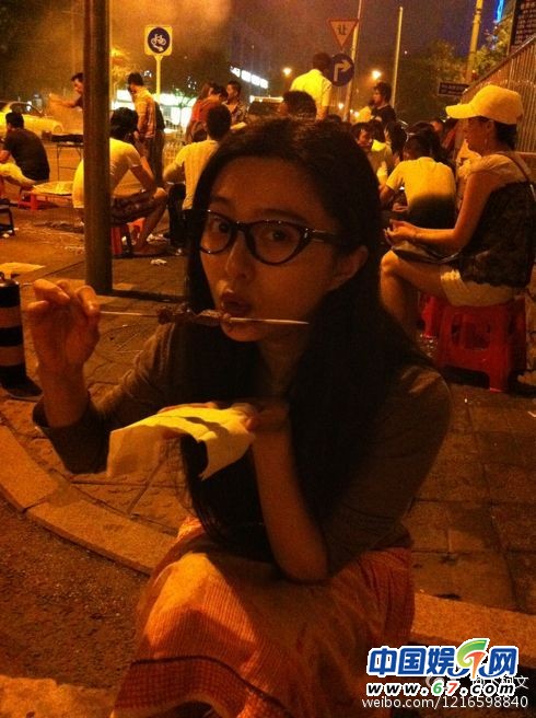 范冰冰罕见泳装照曝光 吐舌星味十足