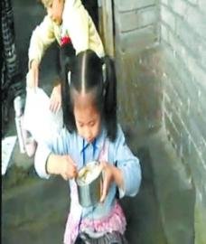 四川一小学让带饭学生校门口吃饭 因未交生活费