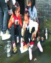 四川一小学让带饭学生校门口吃饭 因未交生活费 四川一小学让带饭学生校门口吃饭 因未交生活费