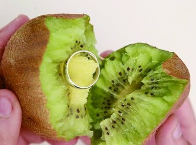 市民舀食猕猴桃银勺变黑 专家释疑硫化物反应