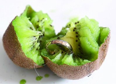 市民舀食猕猴桃银勺变黑 专家释疑硫化物反应