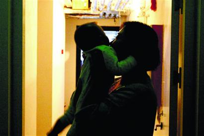 单亲妈妈独自养儿女 做推拿师专偷客人钱