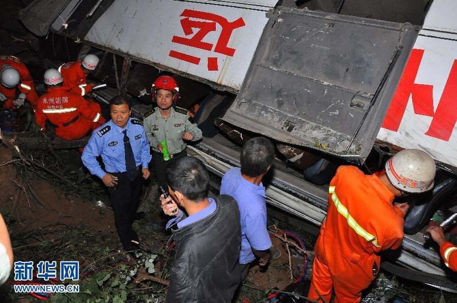 湖南永州载有48人大巴车坠崖