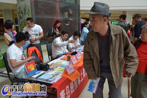 市民参观报业传媒新产品