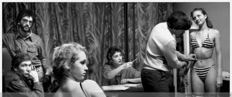 88年前苏联选美曝光 美女穿布条装豪乳蜂腰尽露