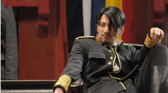 明星军装造型PK 女星英姿飒爽帅过男星