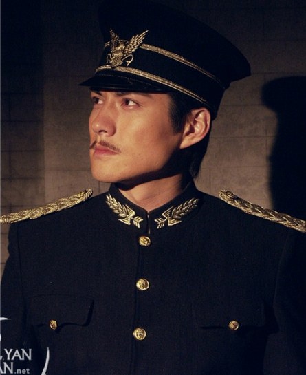 明星军装造型PK 女星英姿飒爽帅过男星